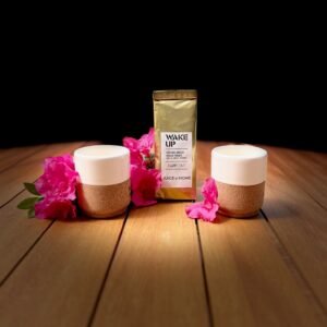 Cosméticos naturais e flores em fundo de madeira.