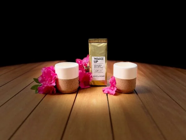 Cosméticos naturais e flores em fundo de madeira.