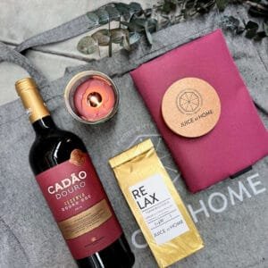 Ruby Relax Giftbox com chá biológico, vela aromática e vinho premium para momentos de relaxamento